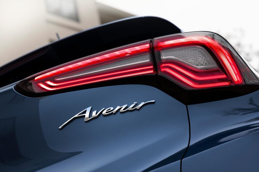 Buick Encore GX 2024 en México diseño exterior - parte trasera con nombre de la versión Avenir