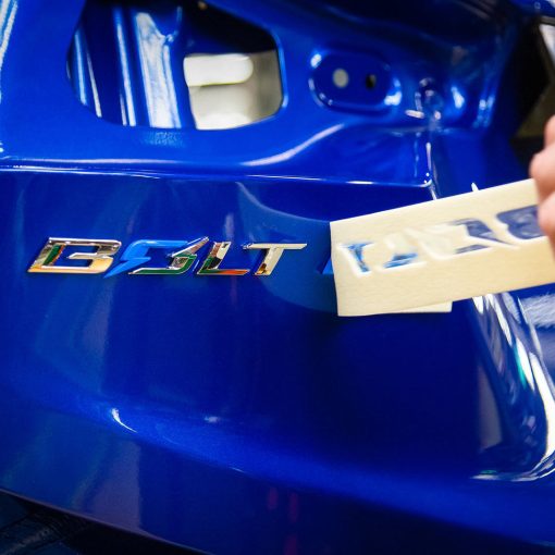 Chevrolet Bolt 2024 en producción - poniendo emblema de la SUV eléctrica