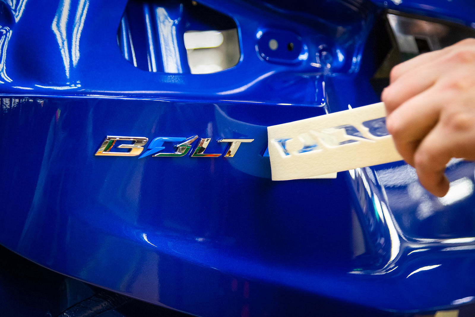 Chevrolet Bolt 2024 en producción - poniendo emblema de la SUV eléctrica