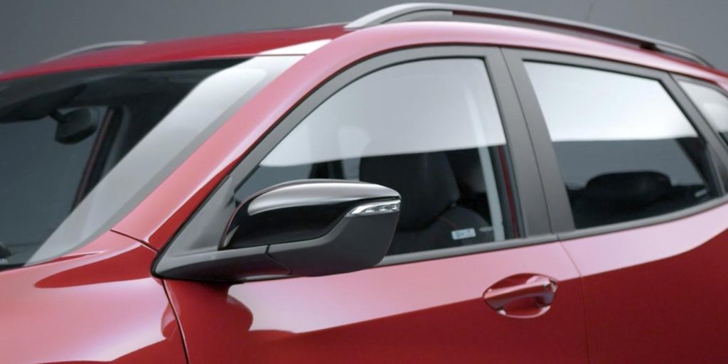 Chevrolet Tracker RS 2024 en México - ventanas y espejos laterales con luz direccional