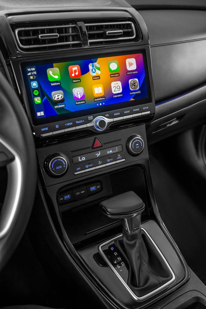 Hyundai Creta 2024 en México - sistemas de entretenimiento y conectividad con pantalla touch, aire acondicionado y palanca de cambios