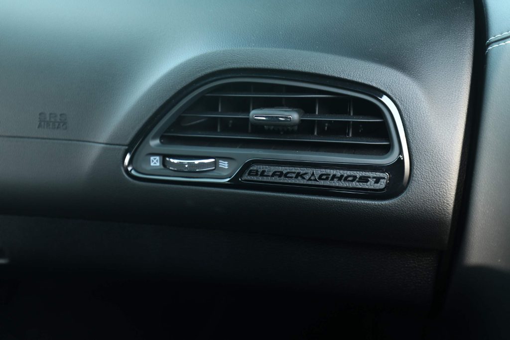 Dodge Challenger Black Ghost 2023 en México diseño interior con detalles especiales