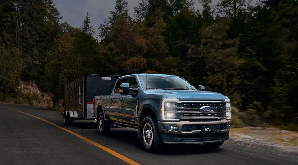 Ford Super Duty 2023 en México - diseño renovado, color azul en versión tope de gama - remolcando por carretera