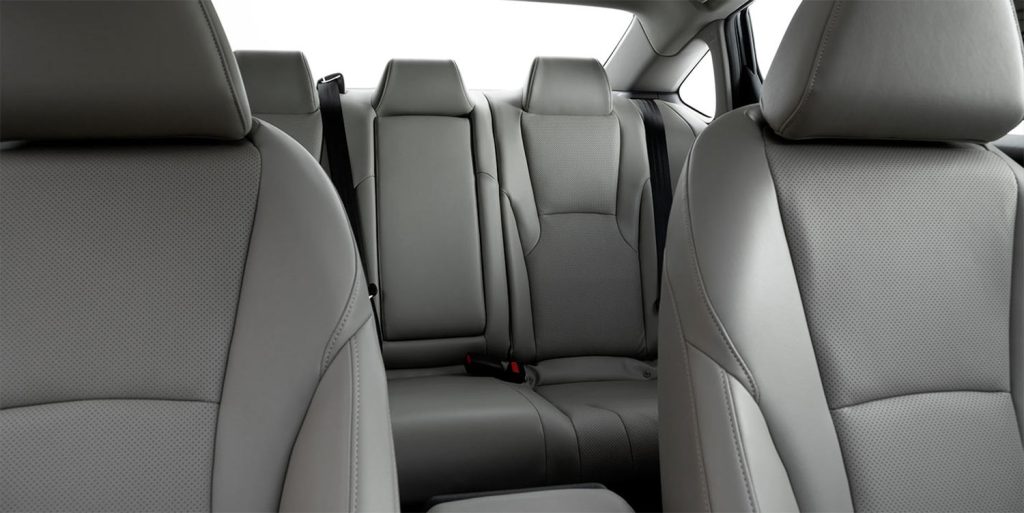 Honda Accord Hybrid 2023 interiores, asientos en piel color claro