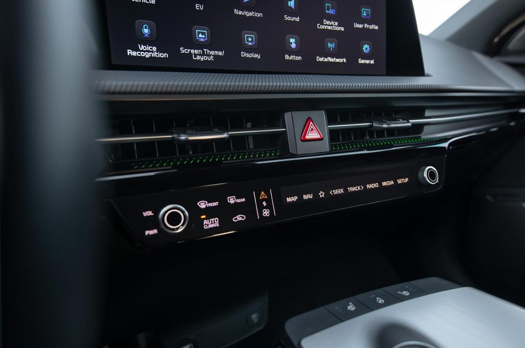 Kia EV6 2024 para México - diseño interior pantalla touch y controles de aire acondicionado automático