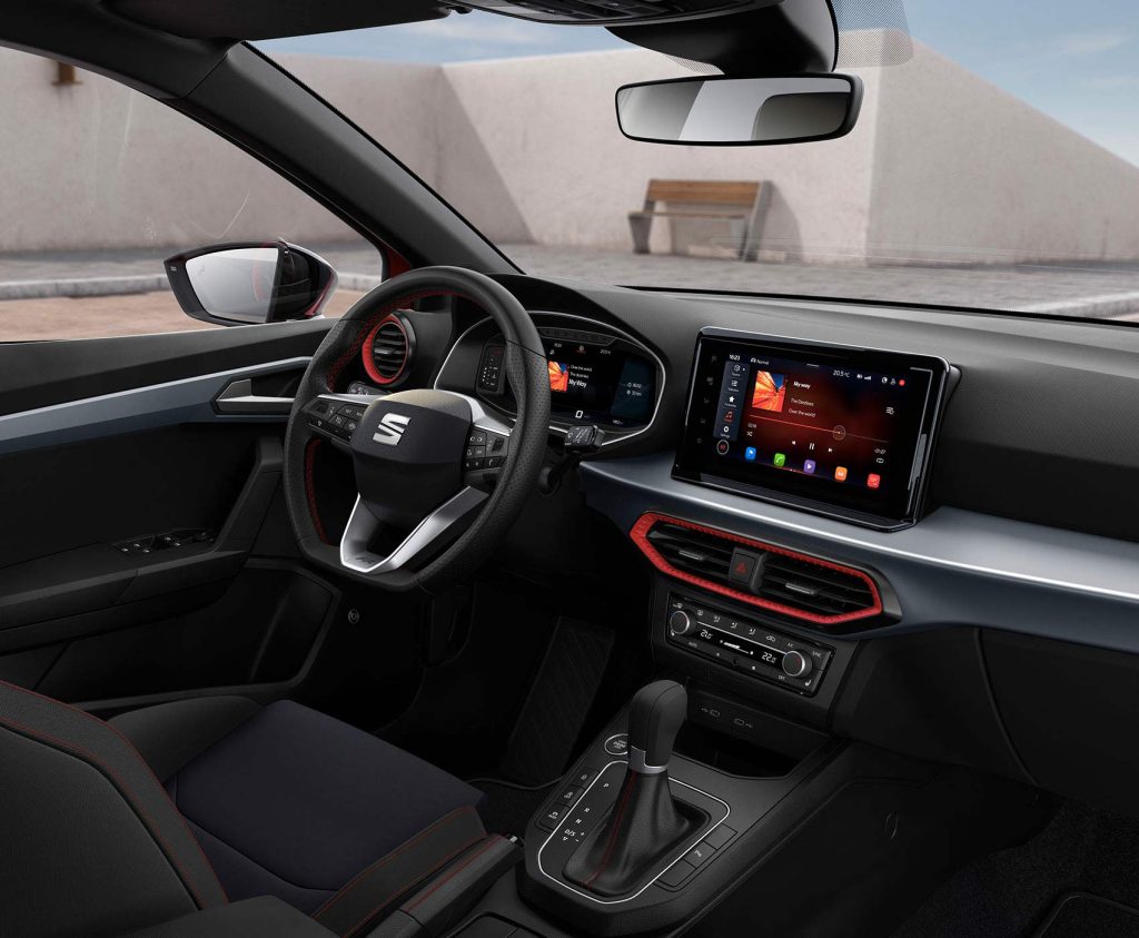 SEAT Ibiza FR 2023 en México - interiores, volante, palanca, pantallas