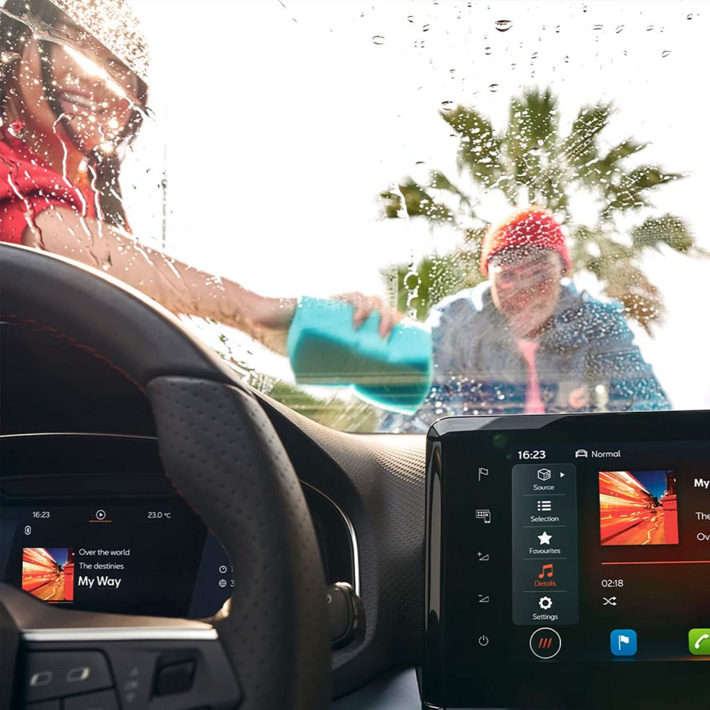 SEAT Ibiza FR 2023 en México - interiores, volante y pantalla