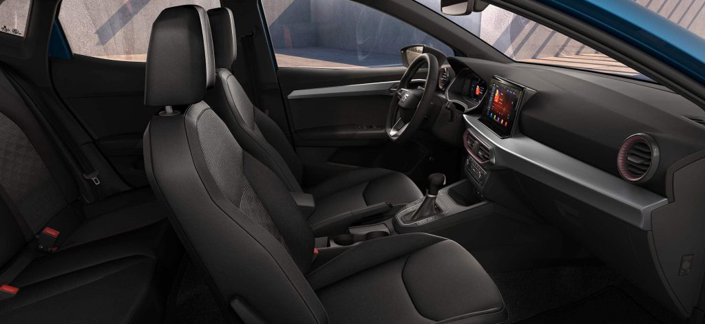 SEAT Ibiza FR 2023 en México - diseño interior, asientos delanteros