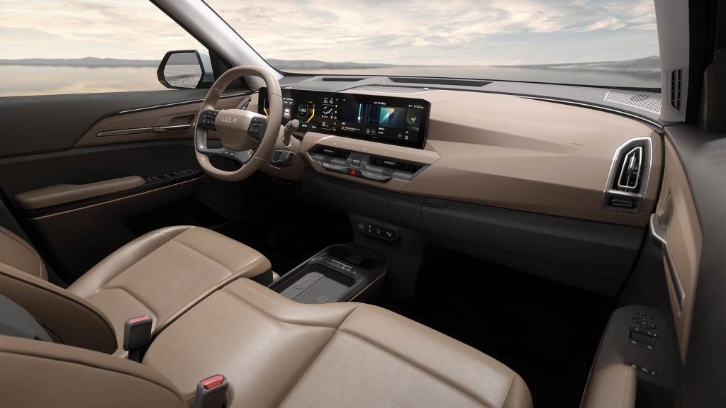 Kia EV5 SUV eléctrico diseño interior moderno y con grandes tecnologías - Pantallas a color, asientos en piel, volante.