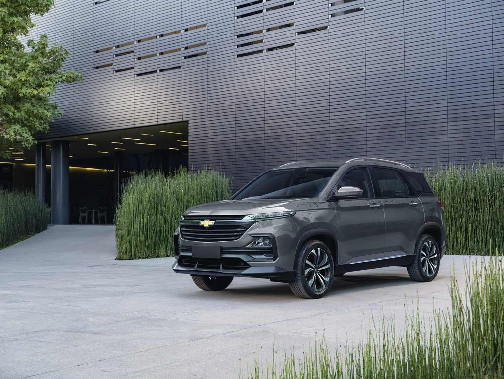 Chevrolet Captiva 2024 en México, color gris estacionada, se renueva la SUV
