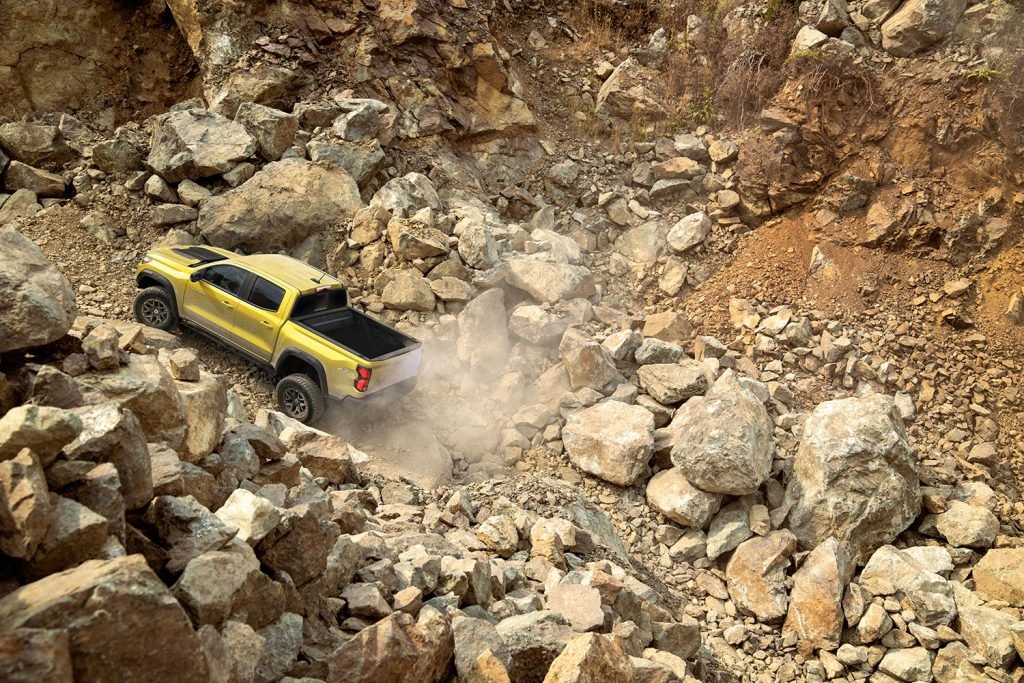 Chevrolet ZR2 2023 en México - todo terreno en camino difícil con piedras y rocas