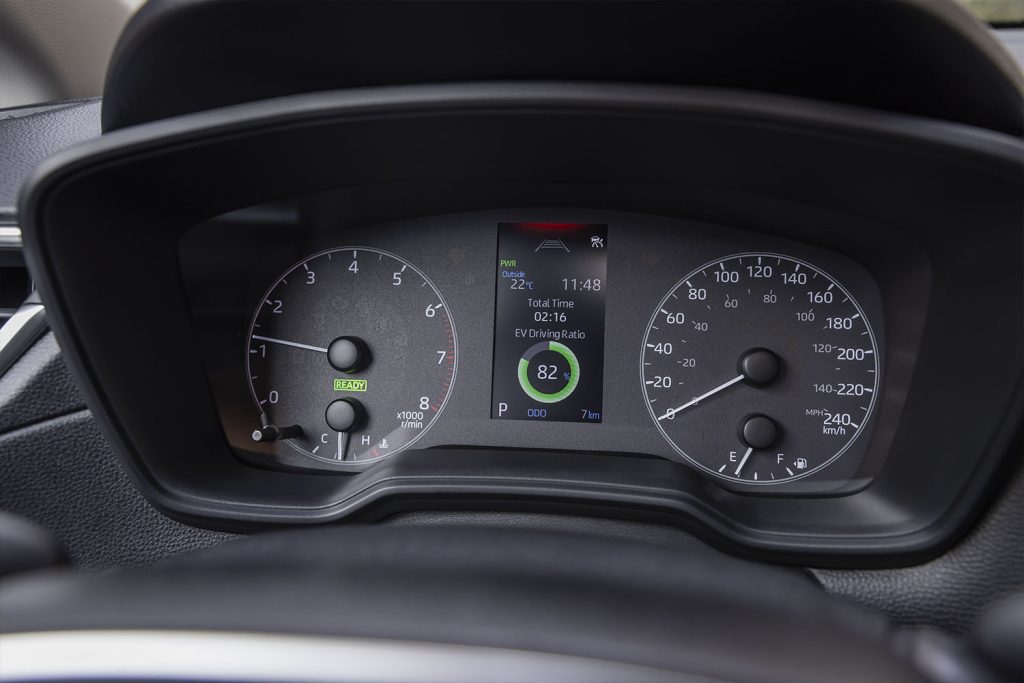 Toyota Corolla HEV 2023 en México - Velocímetro y tacómetro con pantalla de información