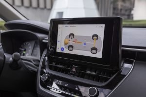 Toyota Corolla HEV 2023 en México - Pantalla a color al frente en tablero