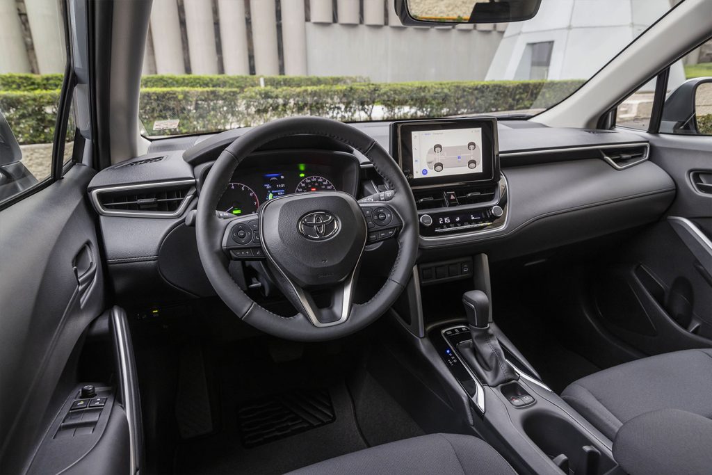 Toyota Corolla HEV 2023 en México - Volante, pantalla, palanca y consola