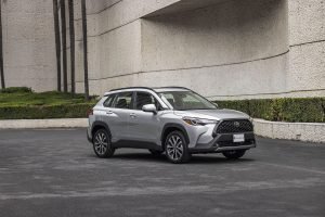 Toyota Corolla HEV 2023 en México - Diseño exterior en calle, color plata de la derecho