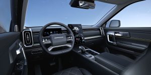 Jaecoo 7 2024 diseño interior, tablero, pantalla, volante, consola central, vista lateral