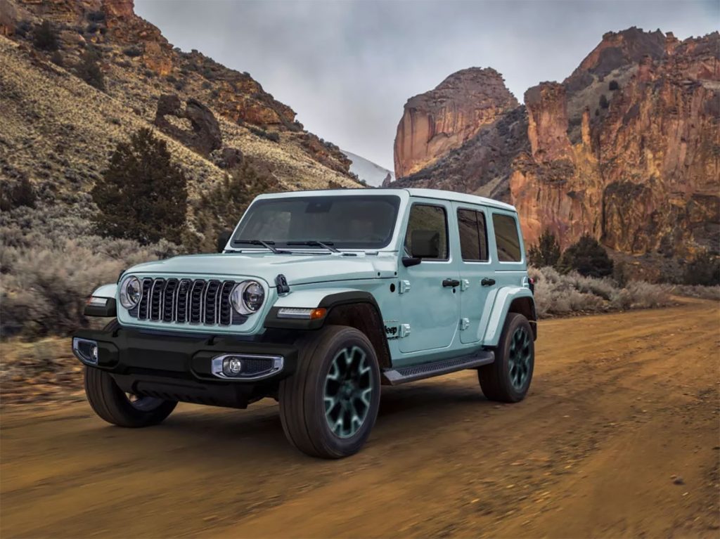 Jeep Wrangler Sky-Freedom 2024 en México edición limitada basada en Sahara - exterior en terreno difícil