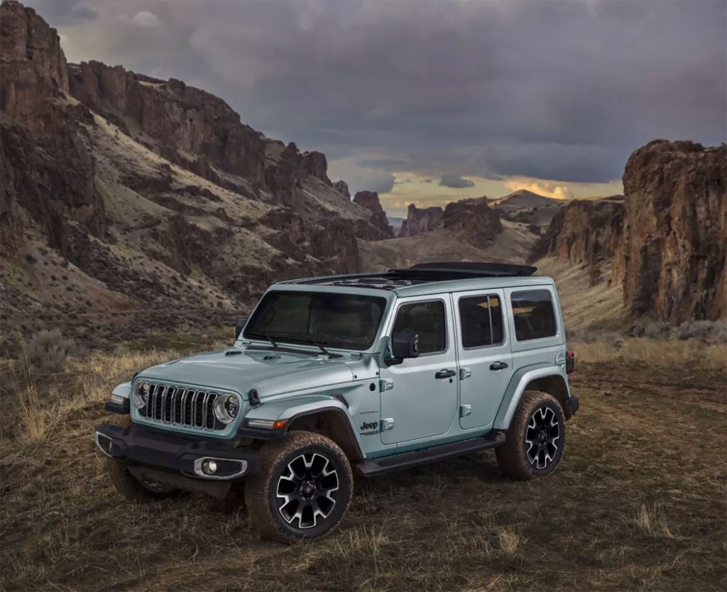 Jeep Wrangler Sky-Freedom 2024 en México edición limitada basada en Sahara - exterior lateral y frente, estacionada en desierto