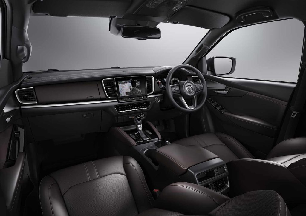 Mazda BT-50 2024 interior, volante, pantalla, asientos y consola central