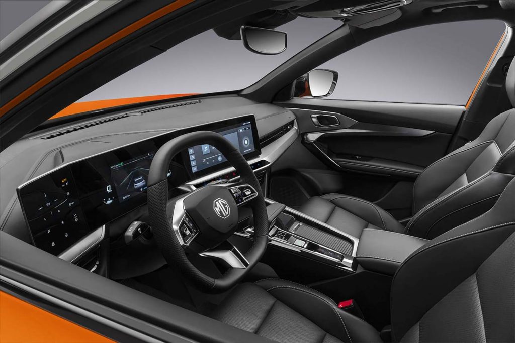 MG One 2024 en México, diseño interior, volante deportivo, consola centra, pantallas y asientos delanteros