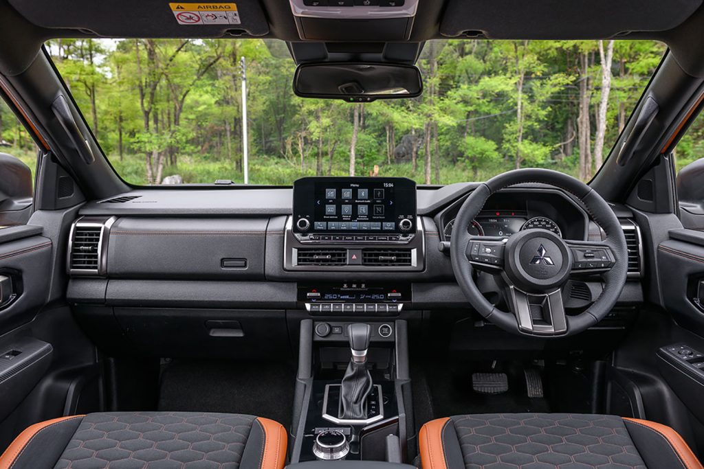 Mitsubishi L200 2024 - interiores con volante y pantalla touch