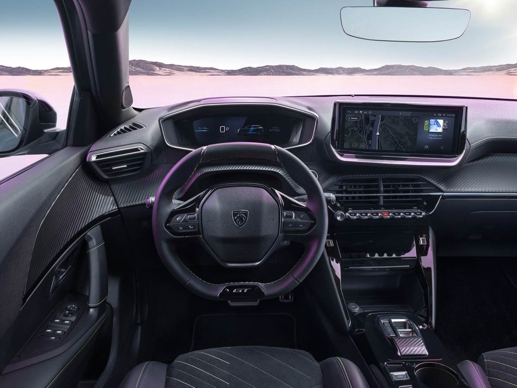 Peugeot 2008 2024 e-2008 interiores con pantalla, volante con controles, consola central y más