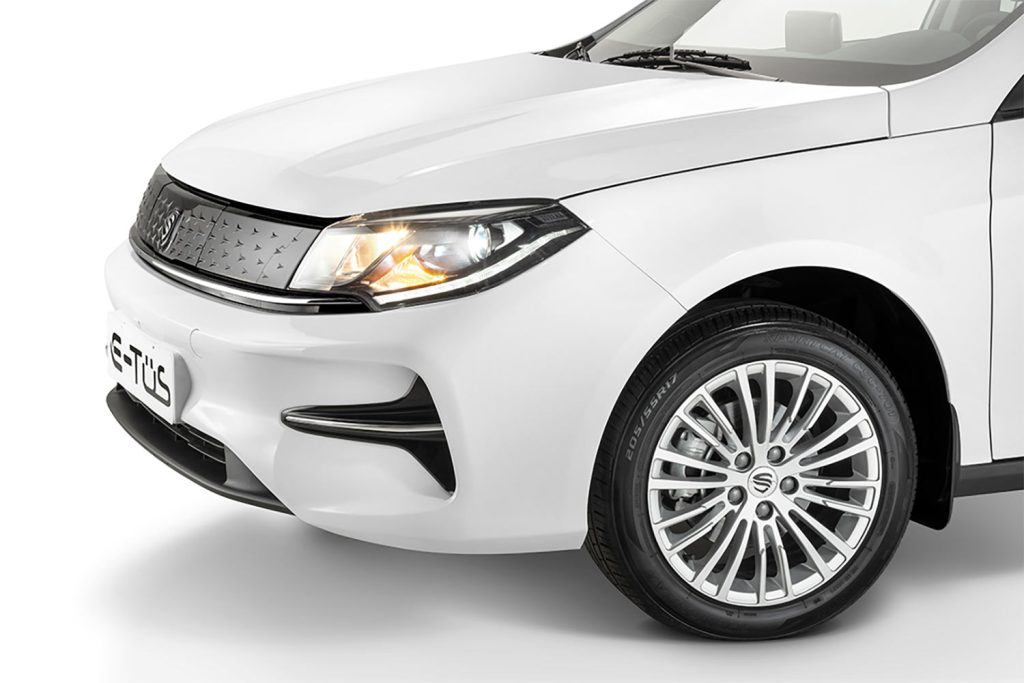 SEV E-TUS 2024 color blanco diseño exterior faros frontales y rines de aluminio