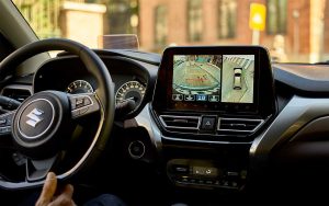 Suzuki Bronx 2024 en México - diseño interior, pantalla HD con cámara de reversa y sensores