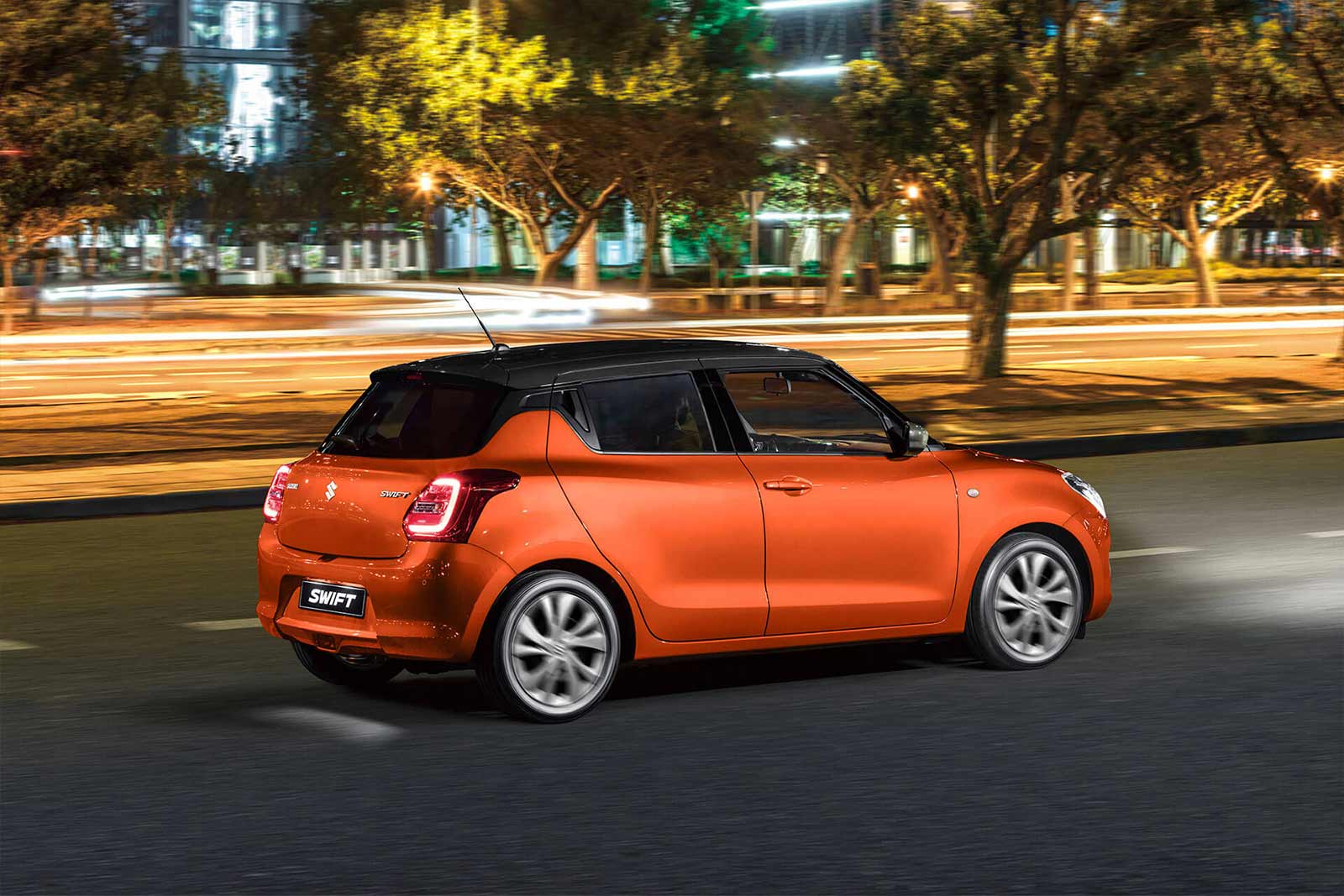 Suzuki Swift BoosterGreen 2024 exterior color bitono naranja negro - En calle
