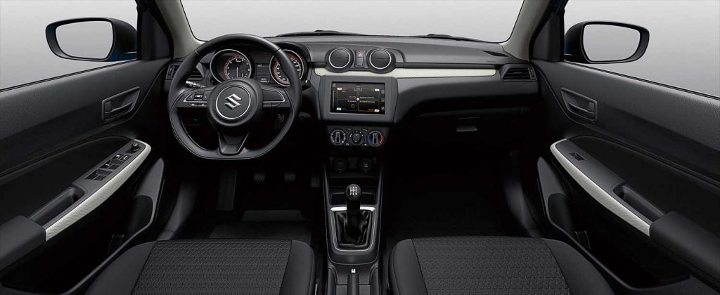 Suzuki Swift BoosterGreen 2024 - interiores, palanca manual, volante, pantalla touch y aire acondicionado automático