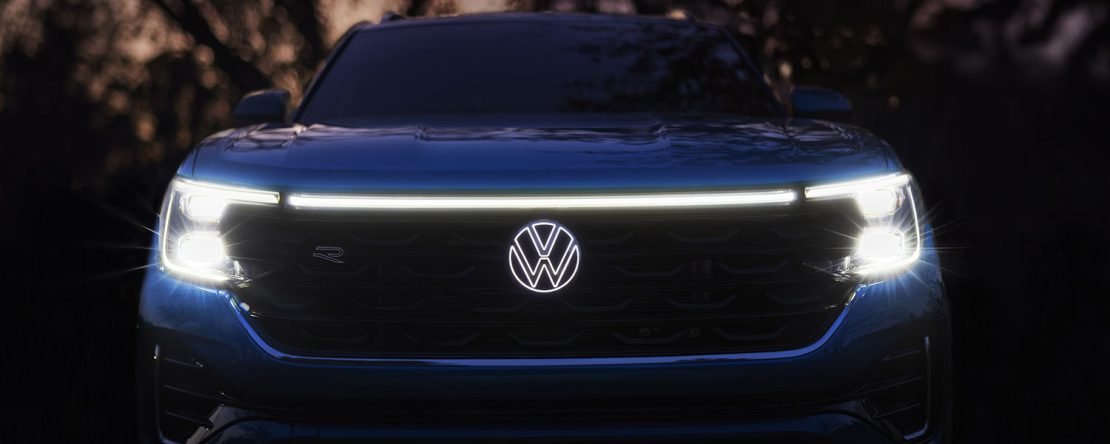 Volkswagen Cross Sport 2024 en México - parte frontal con faros LED y escudo con luz LED