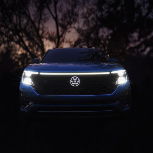 Volkswagen Cross Sport 2024 en México - parte frontal con faros LED y escudo con luz LED