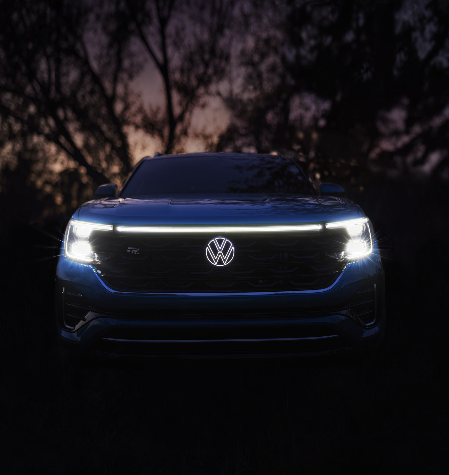 Volkswagen Cross Sport 2024 en México - parte frontal con faros LED y escudo con luz LED