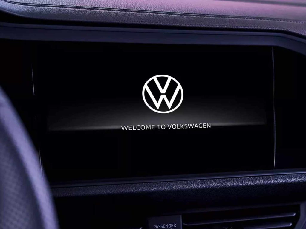 Volkswagen Jetta GLI 40 Aniversario 2024 en México - Pantalla de infoentretenimiento con Android Auto y Apple CarPlay
