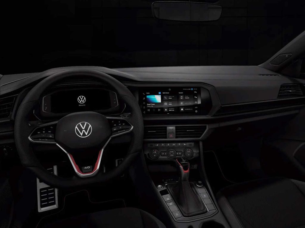 Volkswagen Jetta GLI 40 Aniversario 2024 en México - Pantalla de infoentretenimiento con Android Auto y Apple CarPlay, tablero, aire acondicionado automático, volante con diseño especial, cluster de información a color digital personalizable