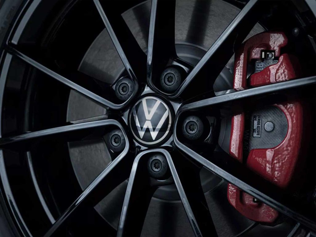 Volkswagen Jetta GLI 40 Aniversario 2024 en México - Rines en color negro con diseño exclusivo