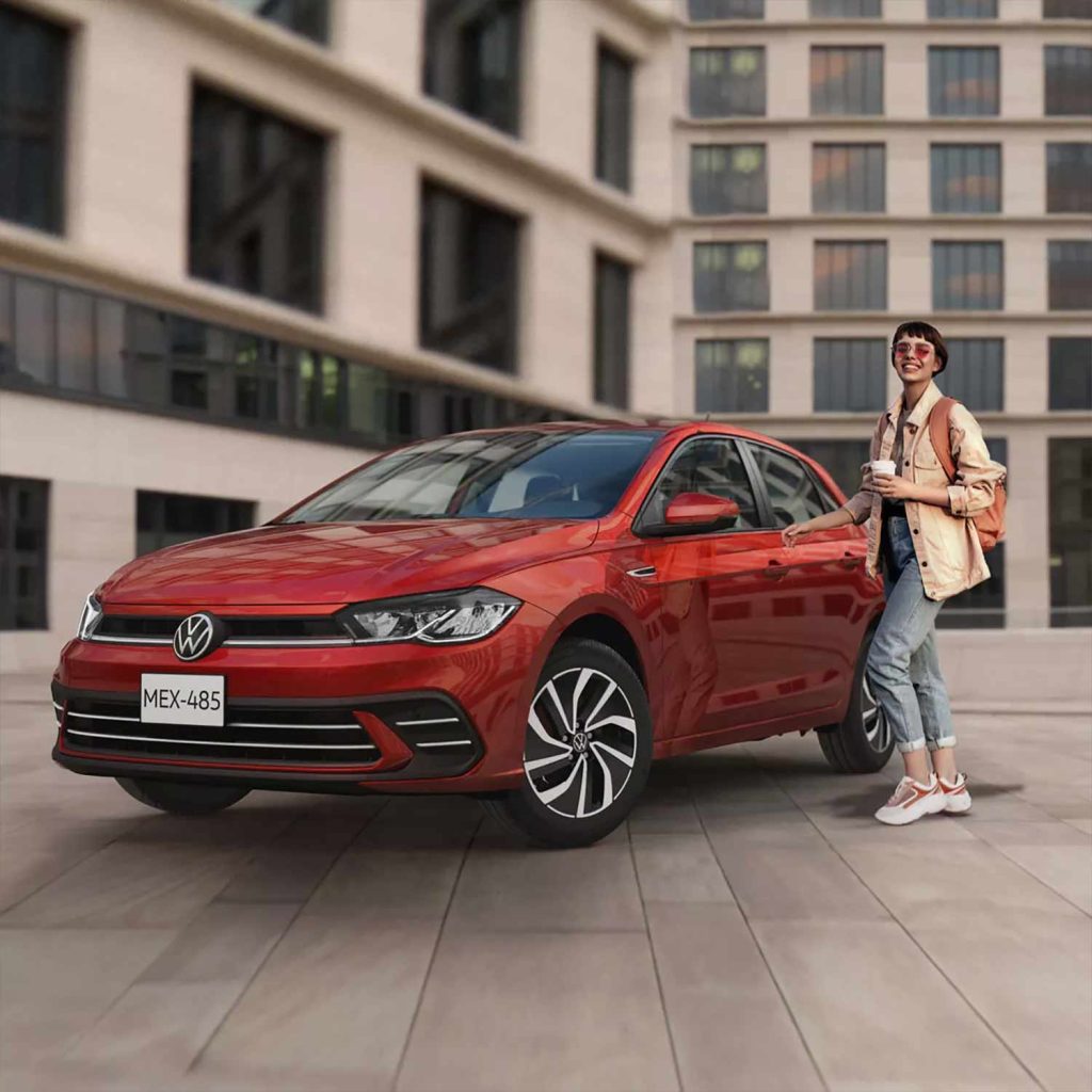 Volkswagen Polo 2024 en México - renovado diseño exterior y versión tope de gama en color rojo, abriendo puerta delantera