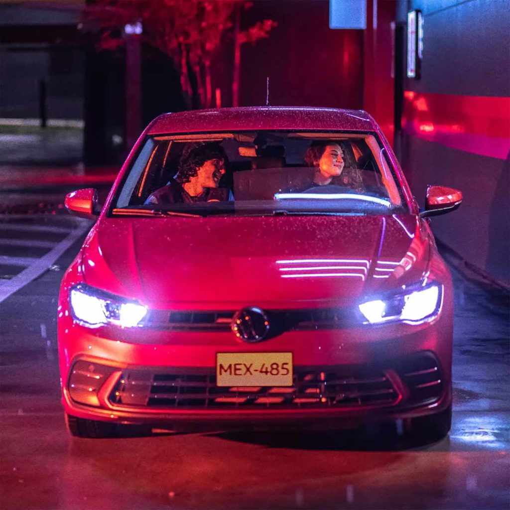 Volkswagen Polo 2024 en México - diseño exterior frontal, de noche, faros LED frontales y parrilla