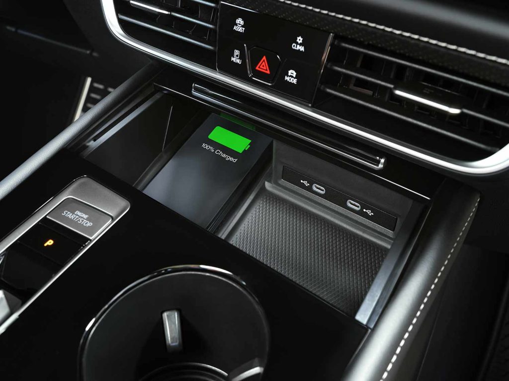 Volkswagen Teramont 2024 en México - diseño interior, consola central con carga inalámbrica