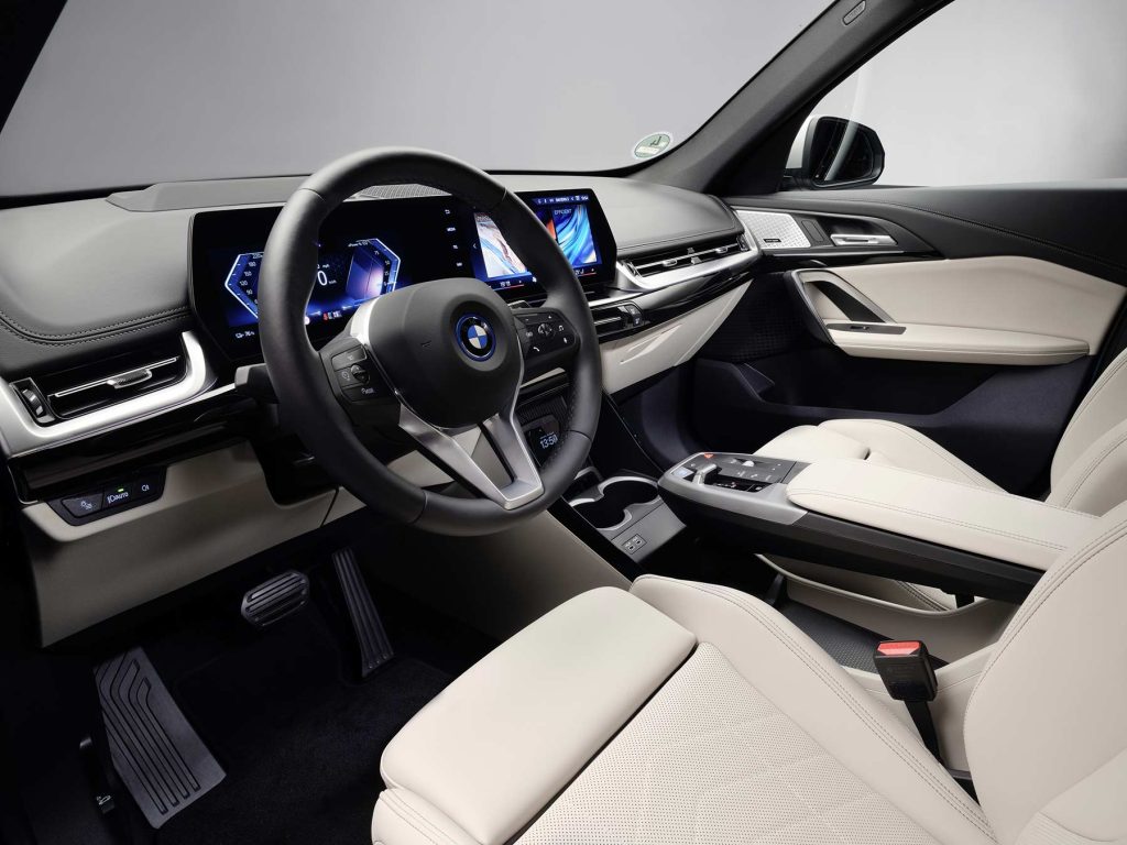 BMW iX1 eDrive20 2024 - interiores con pantalla y centro de información