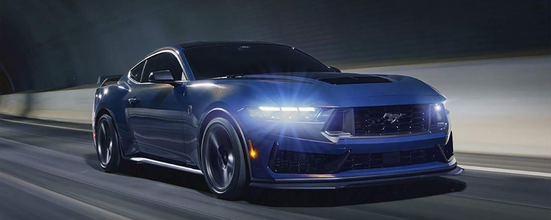 Ford Mustang Dark Horse 2024 en México en carretera, diseño exterior de noche, faros LED