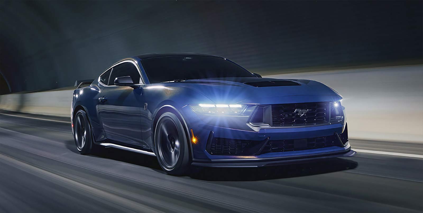 Ford Mustang Dark Horse 2024 en México en carretera, diseño exterior de noche, faros LED