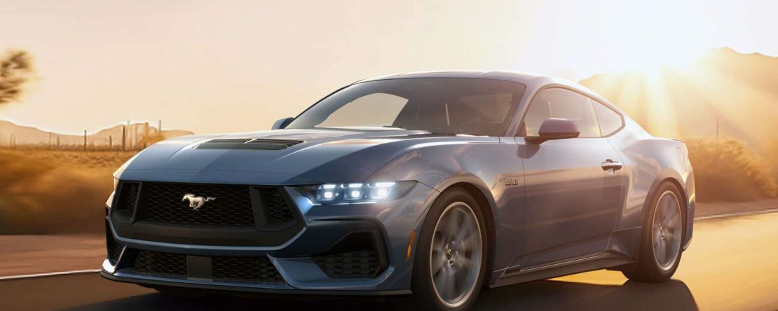 Ford Mustang 2024 - diseño exterior totalmente nuevo - en carretera, atardecer toma de frente y lateral