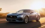 Ford Mustang 2024 - diseño exterior totalmente nuevo - en carretera, atardecer toma de frente y lateral
