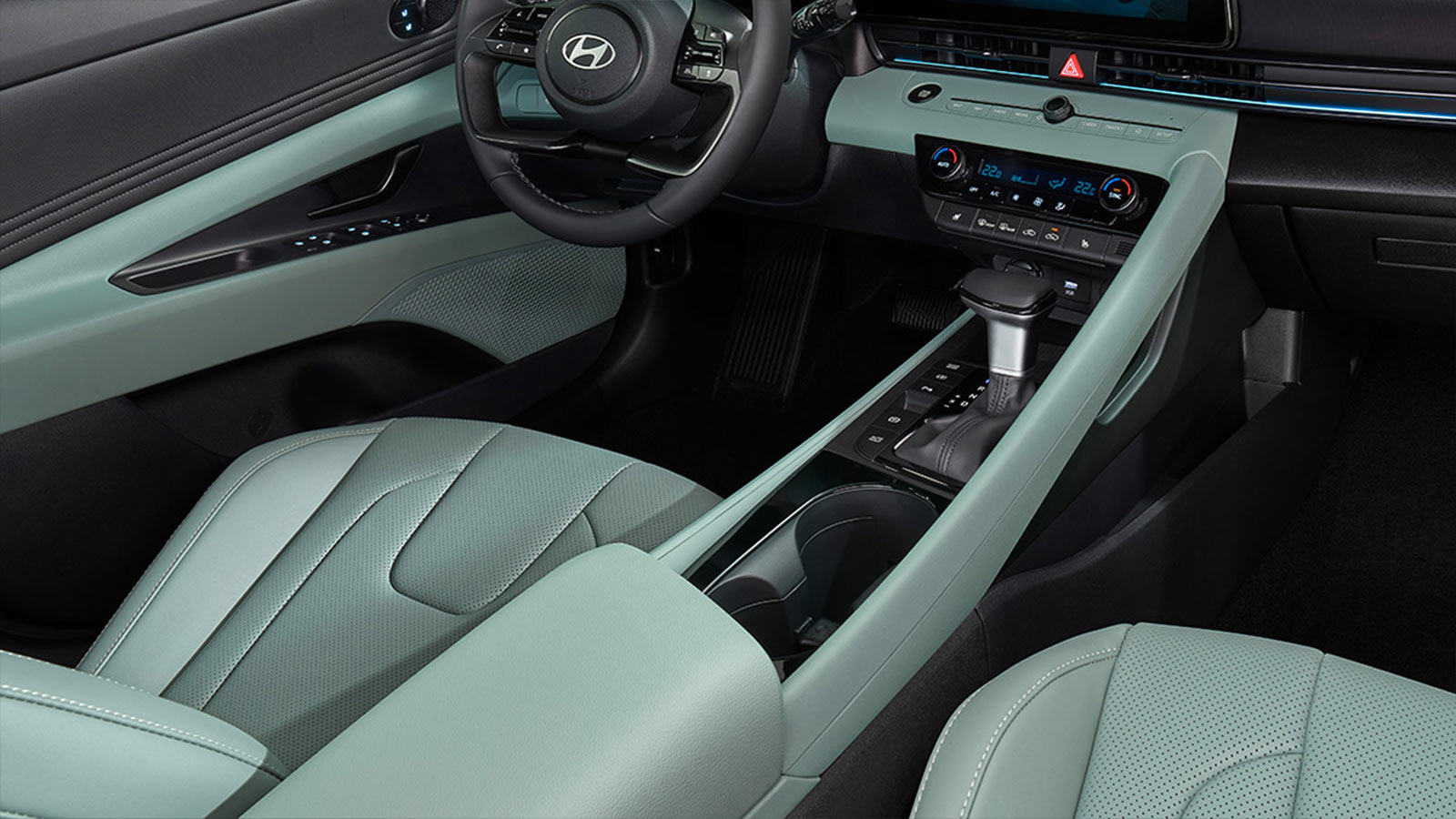 Hyundai Elantra 2024 en México - interiores, cargador inalámbrico, aire automático, volante con controles