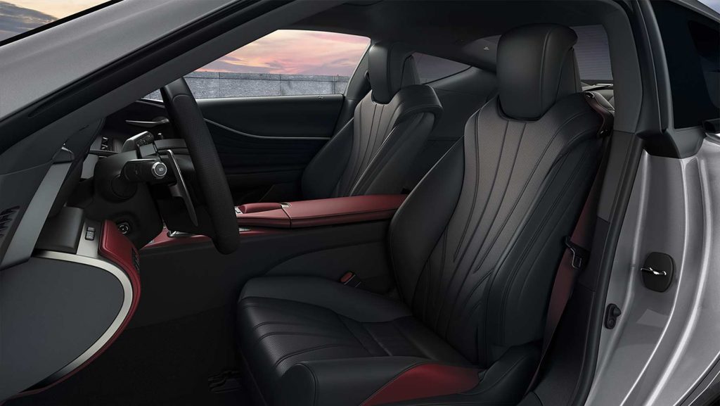 Lexus LC 500 2024 en México - interiores, asientos delanteros con detalles en color rojo