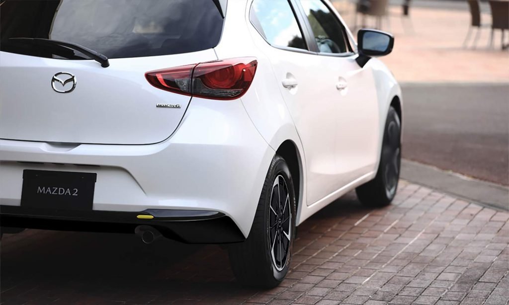 Mazda 2 Hatchback 2024 en México - color blanco, parte posterior y lateral con rines de 16 pulgadas bitono