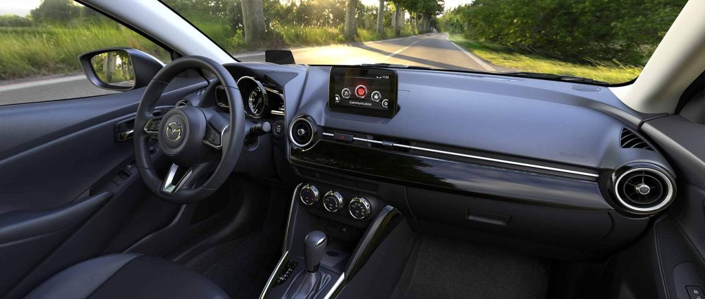 Mazda 2 Hatchback 2024 en México - interiores, volante, palanca, pantalla con Android Auto y Apple CarPlay, consola central y otros, vista desde el asiento copiloto