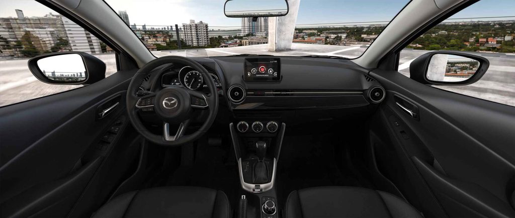 Mazda 2 Hatchback 2024 en México - interiores, volante, palanca, pantalla con Android Auto y Apple CarPlay, consola central y otros