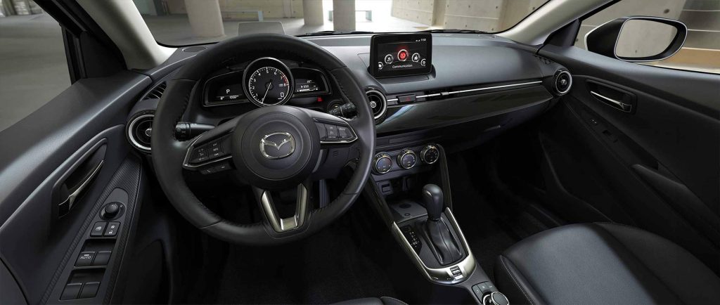 Mazda 2 Hatchback 2024 en México - interiores, volante, palanca, pantallas